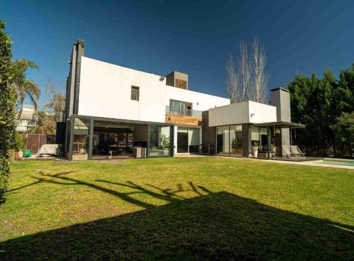 Casa · 248m² · 4 Ambientes · 2 Cocheras