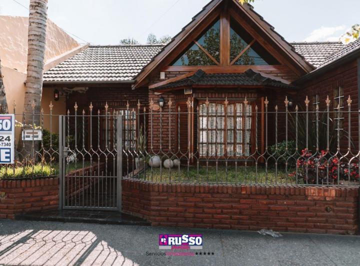 Casa · 196m² · 4 Ambientes · 2 Cocheras