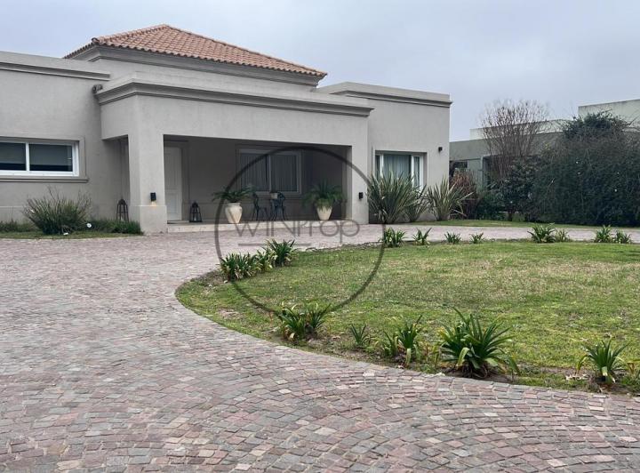 Casa · 300m² · 4 Dormitorios · 4 Cocheras