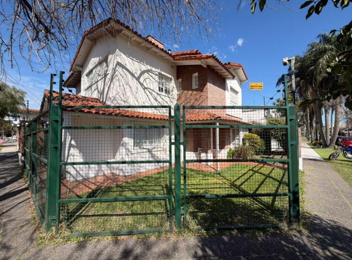 Casa · 1m² · 5 Ambientes · 1 Cochera
