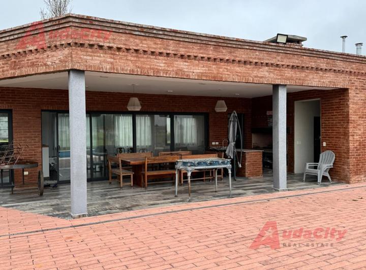 Casa · 185m² · 4 Ambientes · 1 Cochera