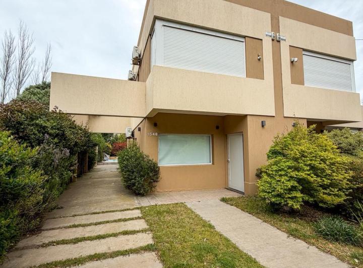 Casa · 97m² · 4 Ambientes · 3 Cocheras