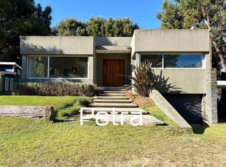 Casa · 210m² · 5 Ambientes · 1 Cochera