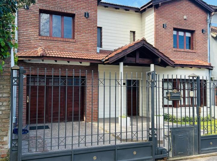 Casa · 210m² · 4 Ambientes · 2 Cocheras