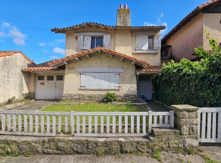 Casa · 234m² · 5 Ambientes · 2 Cocheras