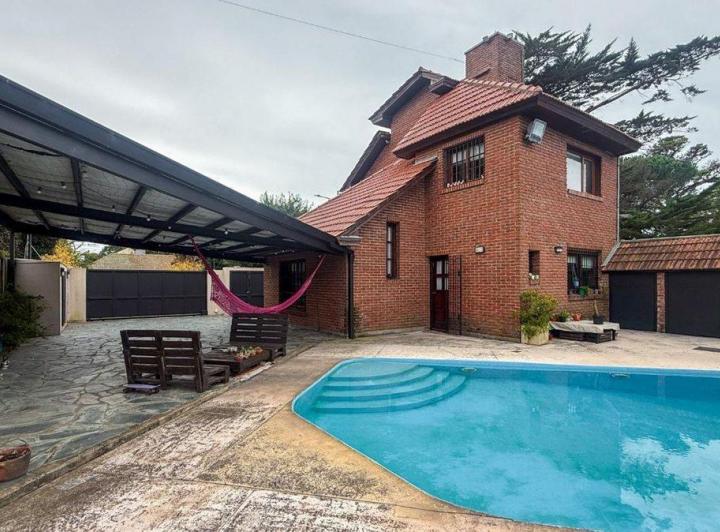 Casa · 200m² · 5 Ambientes · 3 Cocheras