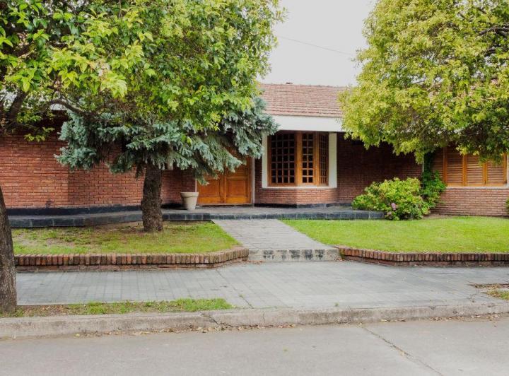 Casa · 420m² · 8 Ambientes