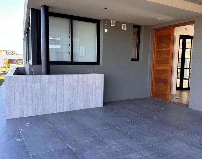 Casa · 217m² · 4 Ambientes · 2 Cocheras