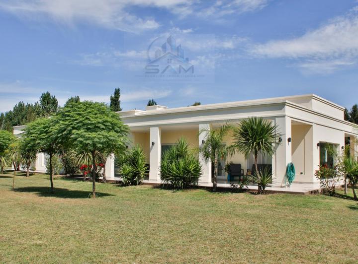 Casa · 323m² · 5 Ambientes · 2 Cocheras