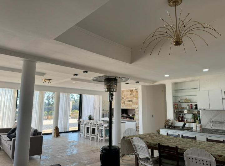 Casa · 210m² · 7 Ambientes · 1 Cochera