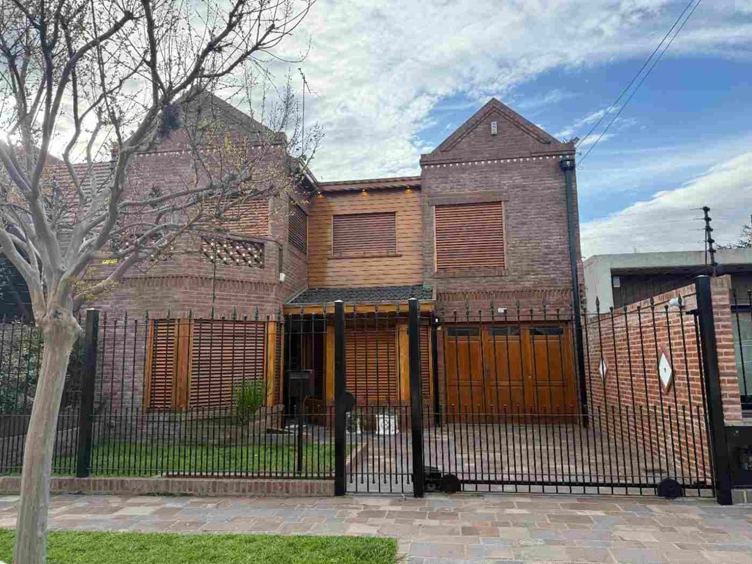 VENTA CASA 7 AMB CON PILETA EN QUILMES.O