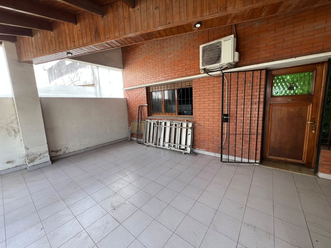 VENTA 2 AMBIENTES CON CARAGE Y PATIO LA PLATA