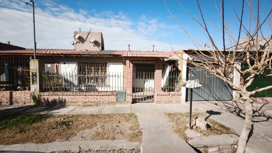 CASA EN VENTA – 3 DORMITORIOS, 2 BAÑOS COCHERA DOB