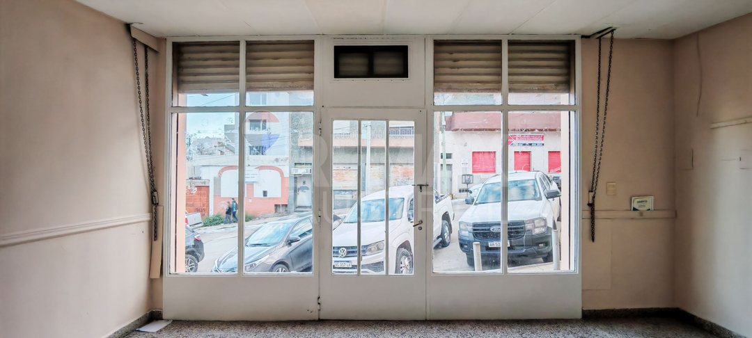 Local comercial con departamento