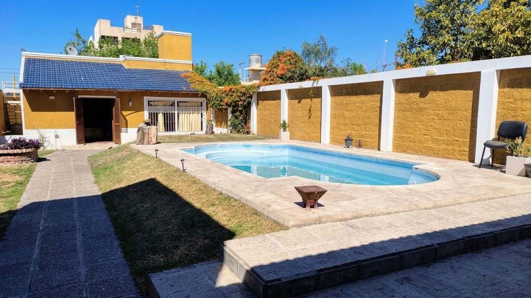 CASA EN AV. CORDOBA Y URQUIZA. CAPITAL