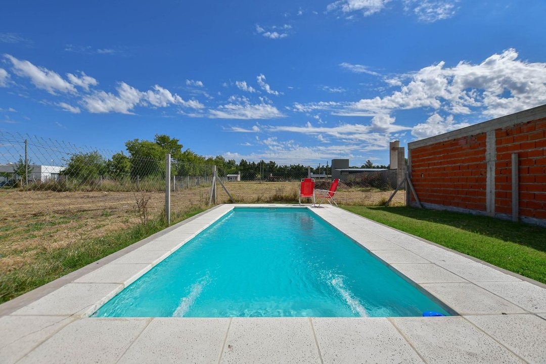 CASA EN VENTA EN PARQUE SICARDI 2 DORMITORIOS