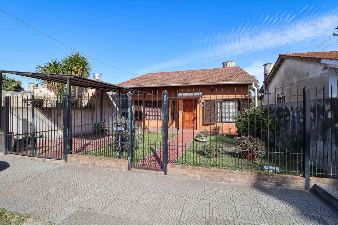 VENTA CASA TEMPERLEY 5 AMBIENTES JARDÍN COCHERA
