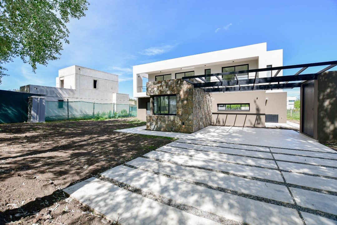 CASA 3 DORMITORIOS VENTA HARAS DEL SUR III NUEVA