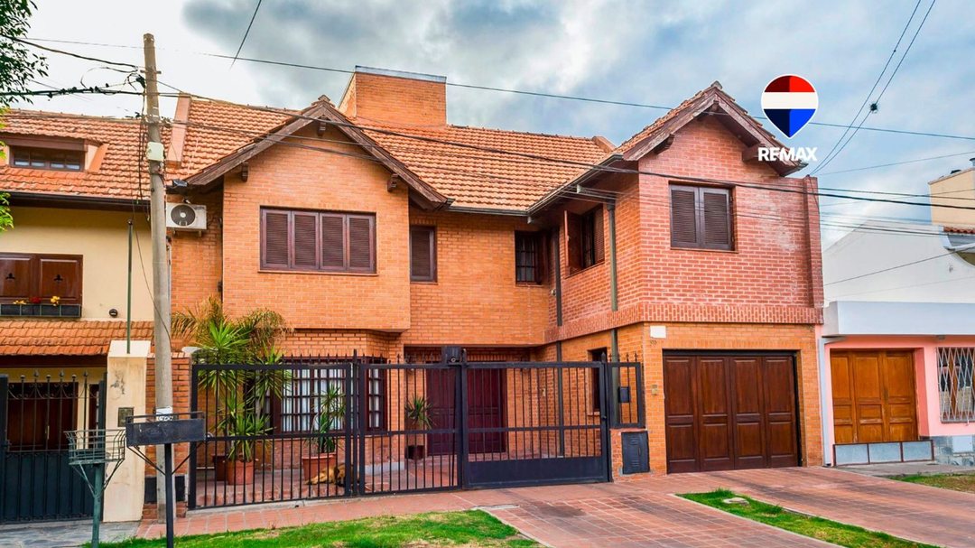 CASA CON PILETA Y 3 DORM EN VENTA TRES CERRITOS