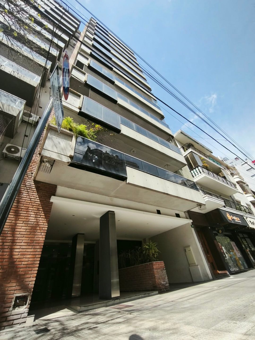 AMPLIO MONOAMBIENTE CON BALCÓN Y PARRILLA PROPIA