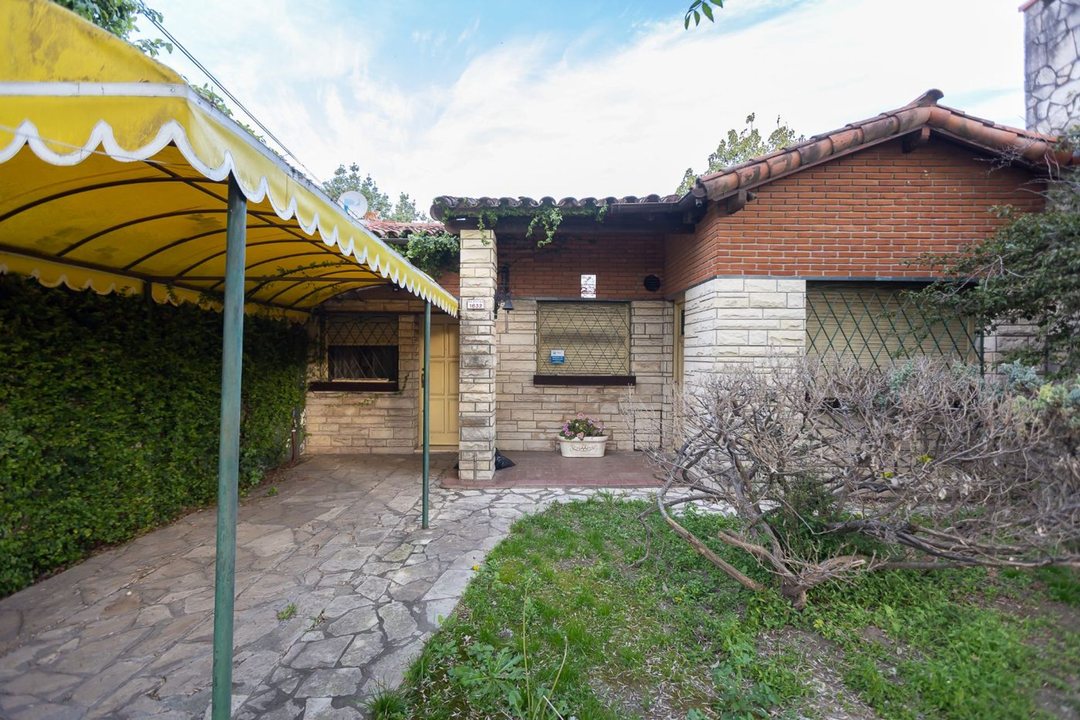 Venta casa a refaccionar - amplio jardín Ituzaingó