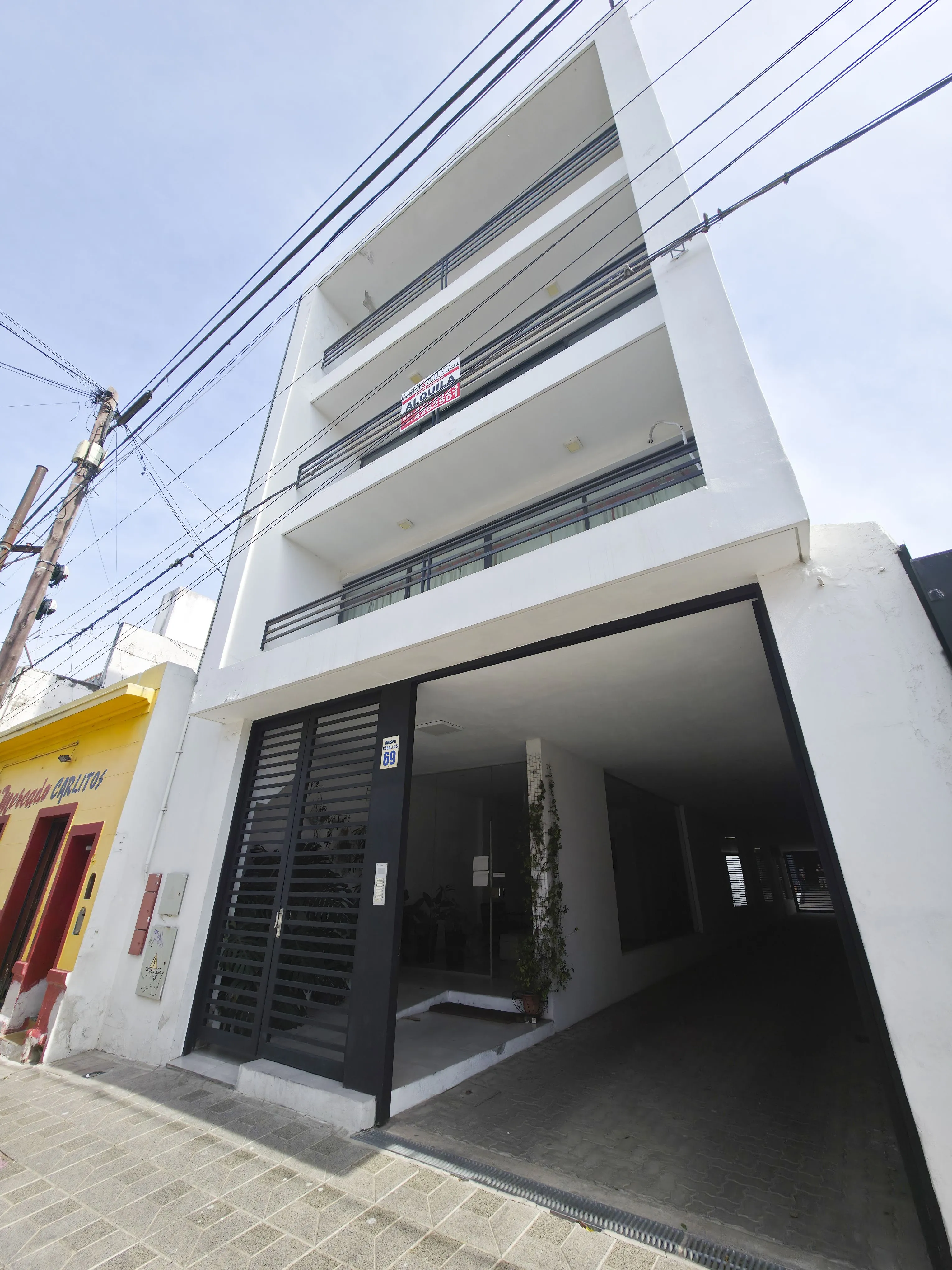 OFICINA CON PRIVADO, BALCON, EXTERNO, MUY LUMINOSO, PISO SEGUNDO, BAJAS EXPENSAS, 5 MINUTOS DEL CENTRO.