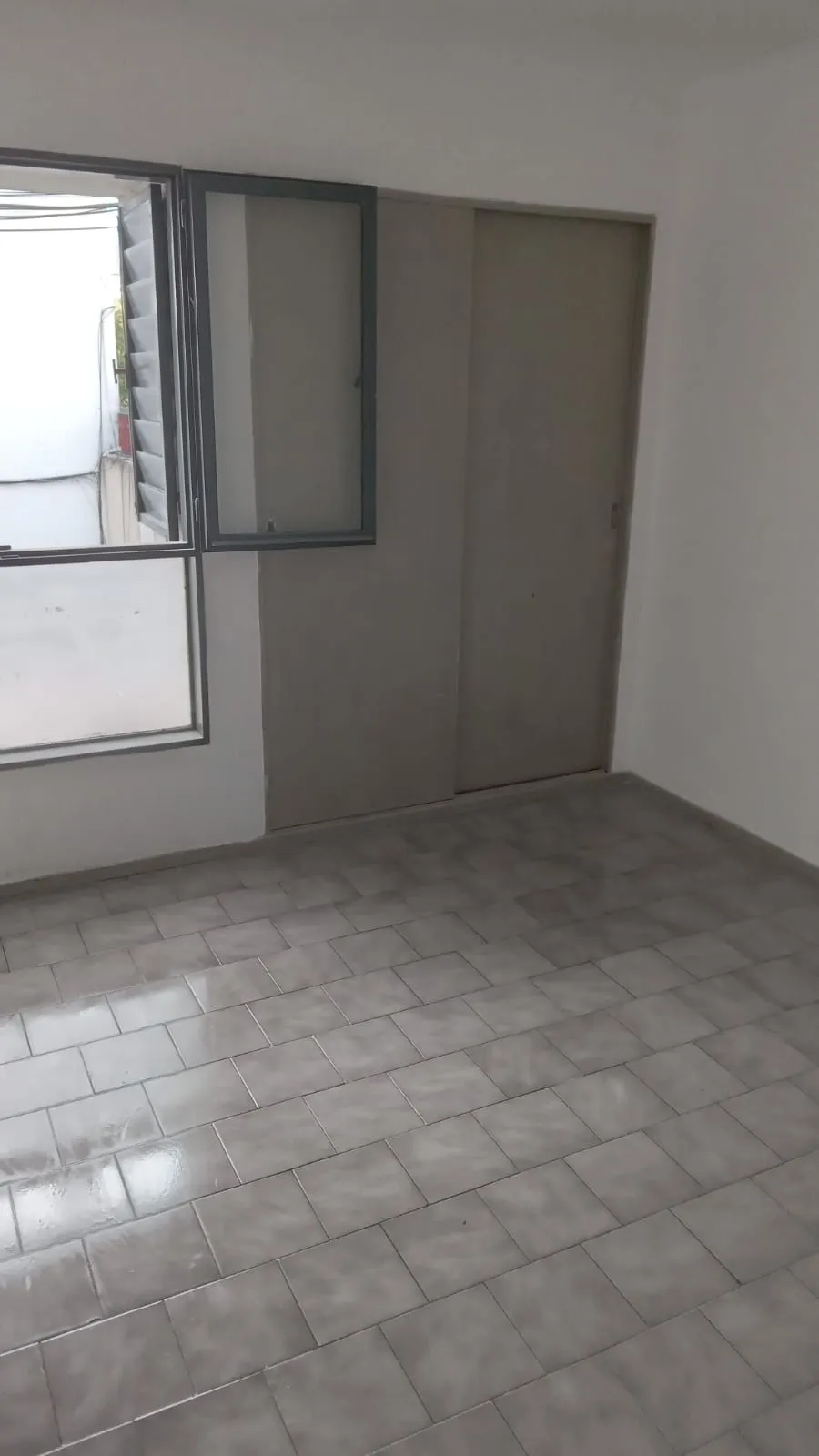 Alberdi. Depto. 2 Dorm., Living Comedor, Cocina Sep., Baño con Ducha