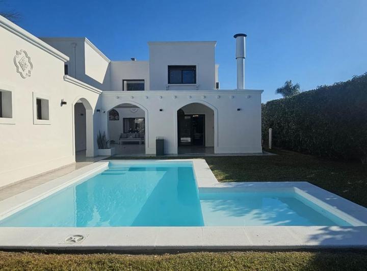Casa · 367m² · 8 Ambientes · 4 Cocheras