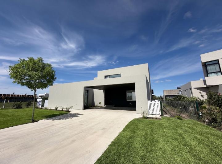 Casa · 285m² · 7 Ambientes · 2 Cocheras