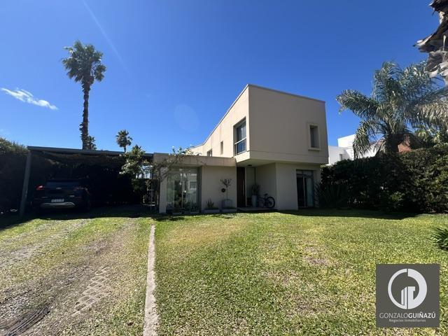 Casa · 290m² · 9 Ambientes · 2 Cocheras