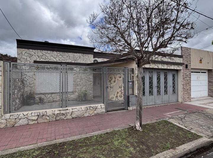 Casa · 347m² · 6 Ambientes · 1 Cochera