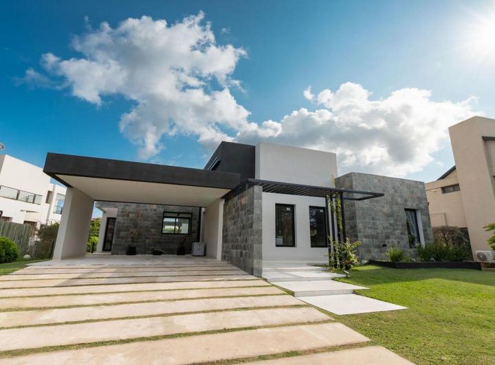 Casa · 236m² · 6 Ambientes · 2 Cocheras