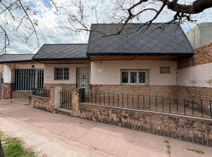 Casa · 241m² · 2 Dormitorios · 1 Cochera
