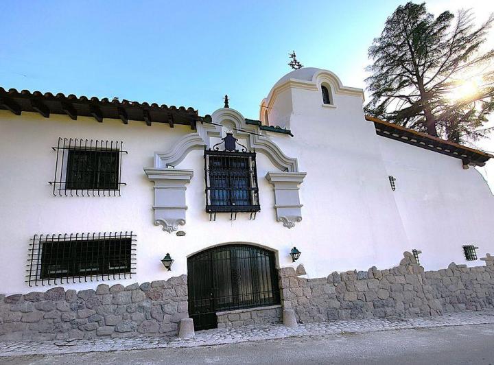 Casa · 879m² · 14 Ambientes · 10 Cocheras