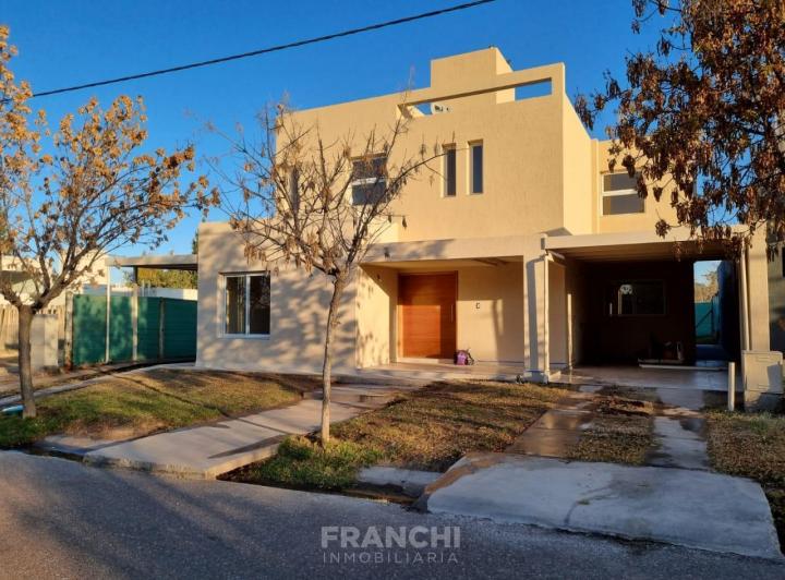 Casa · 420m² · 8 Ambientes · 2 Cocheras