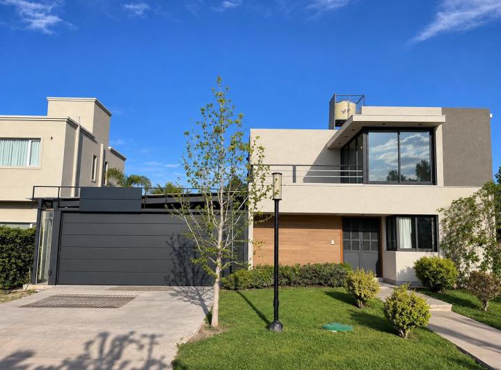 Casa · 350m² · 6 Ambientes · 2 Cocheras