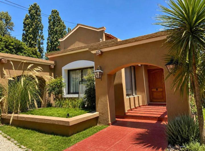 Casa · 420m² · 10 Ambientes · 3 Cocheras