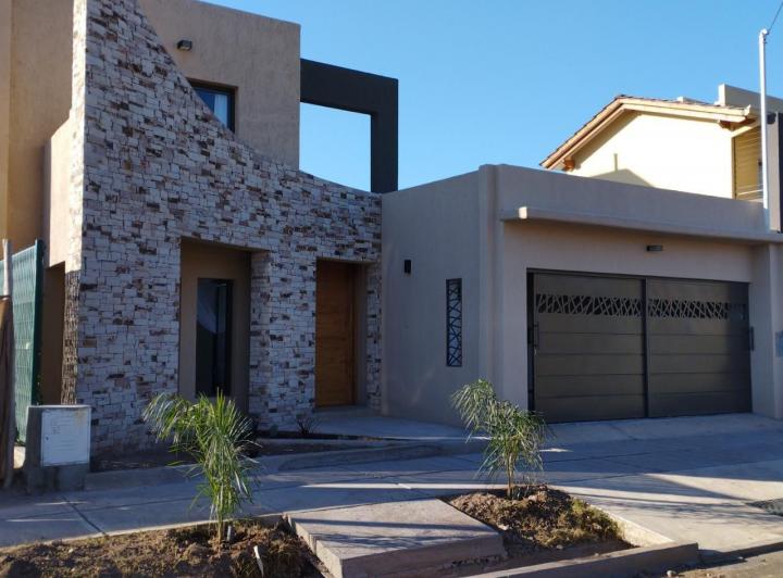 Casa · 220m² · 10 Ambientes · 2 Cocheras