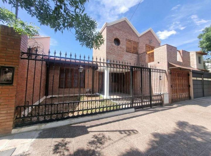 Casa · 200m² · 6 Ambientes · 1 Cochera