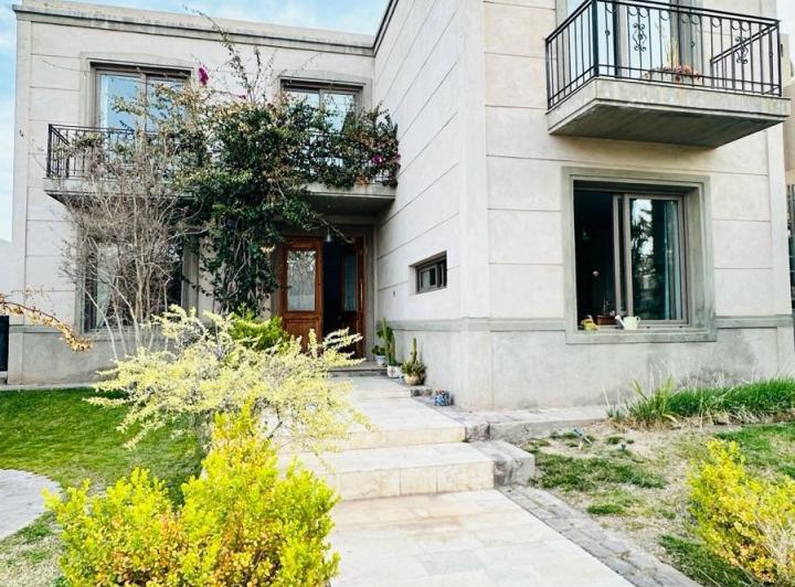 Casa · 385m² · 7 Ambientes · 2 Cocheras
