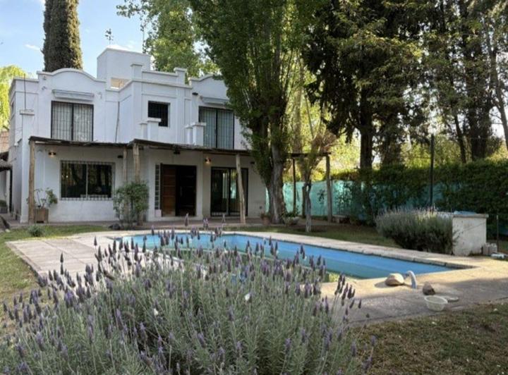 Casa · 200m² · 6 Ambientes · 3 Cocheras