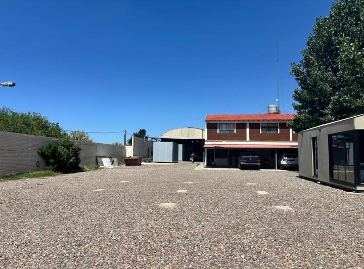 Bodega-Galpón · 1300m² · 1 Dormitorio · 3 Cocheras