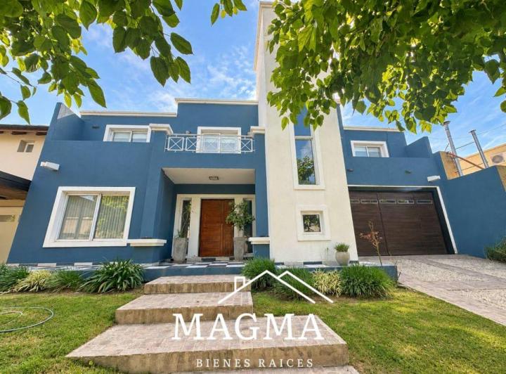 Casa · 325m² · 9 Ambientes · 2 Cocheras