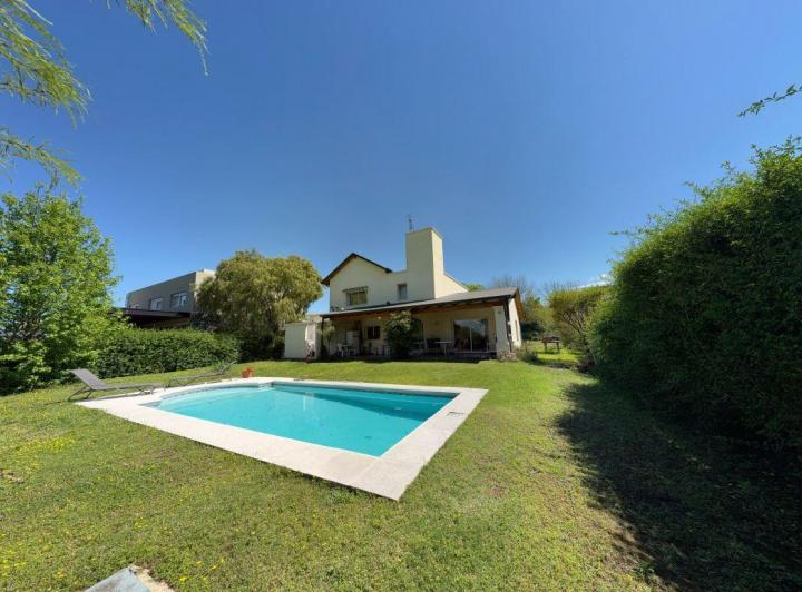 Casa · 250m² · 10 Ambientes · 2 Cocheras