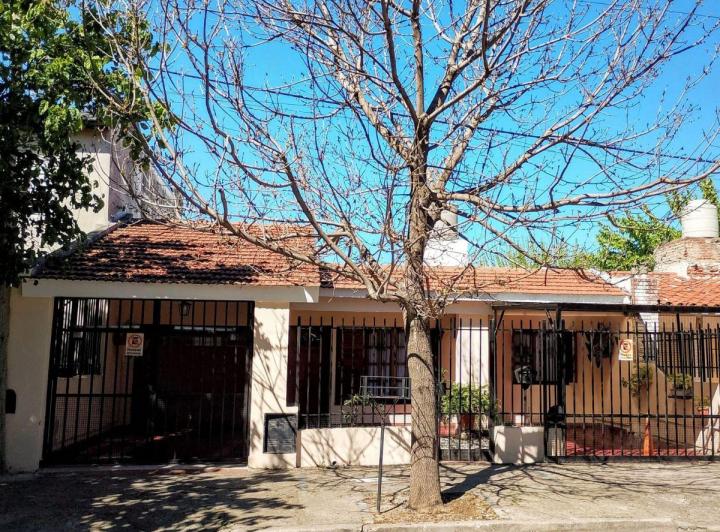 Casa · 200m² · 8 Ambientes · 3 Cocheras