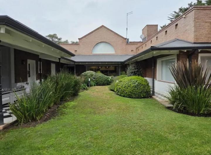 Casa · 650m² · 6 Ambientes · 2 Cocheras