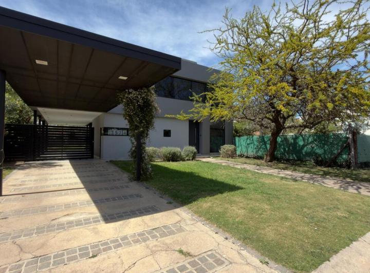 Casa · 180m² · 4 Ambientes · 2 Cocheras