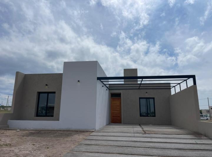 Casa · 250m² · 3 Dormitorios · 2 Cocheras