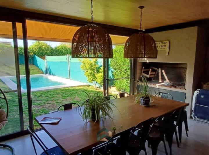 Casa · 180m² · 5 Ambientes