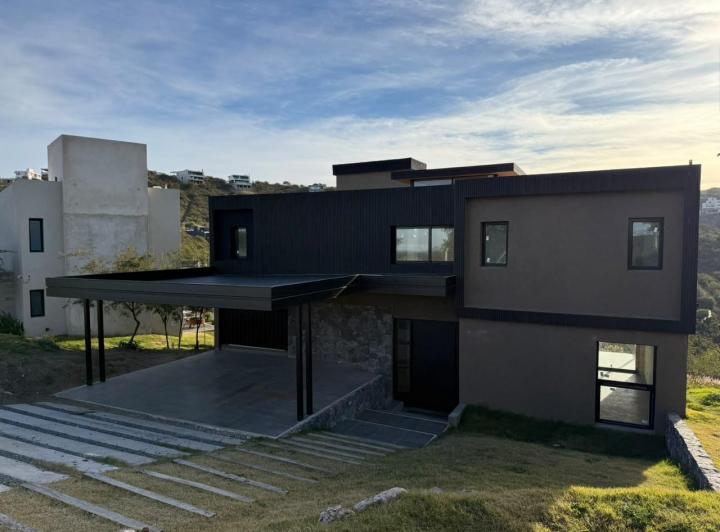 Casa · 330m² · 3 Ambientes · 2 Cocheras